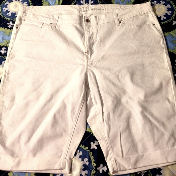 Levi's shorts mid rise gold label skinny  plus sz bermuda NWOT - Picture 10 of 10